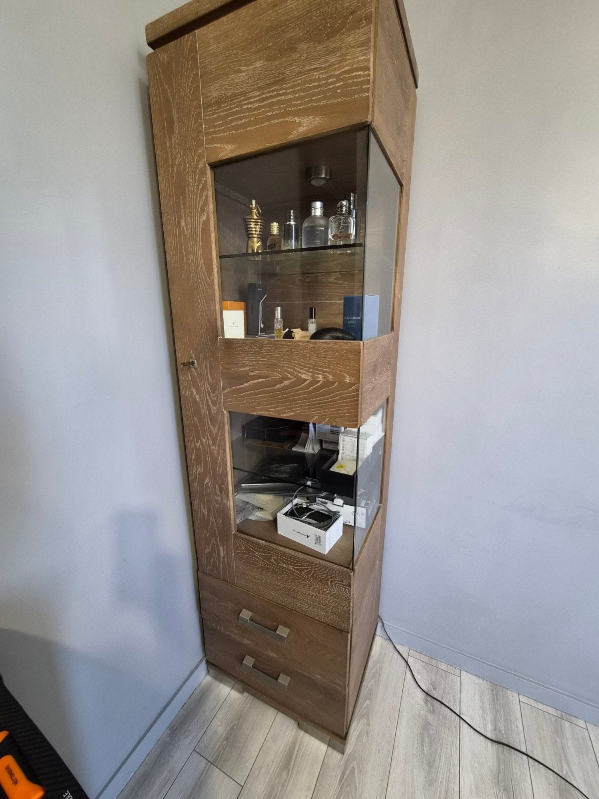 Mooie smalle houten vitrinekast, Ophalen