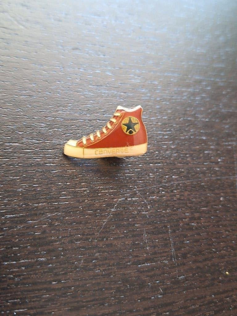 PIN - Converse (Rood), Verzamelen, Speldjes, Pins en Buttons, Ophalen of Verzenden, Zo goed als nieuw, Merk, Speldje of Pin