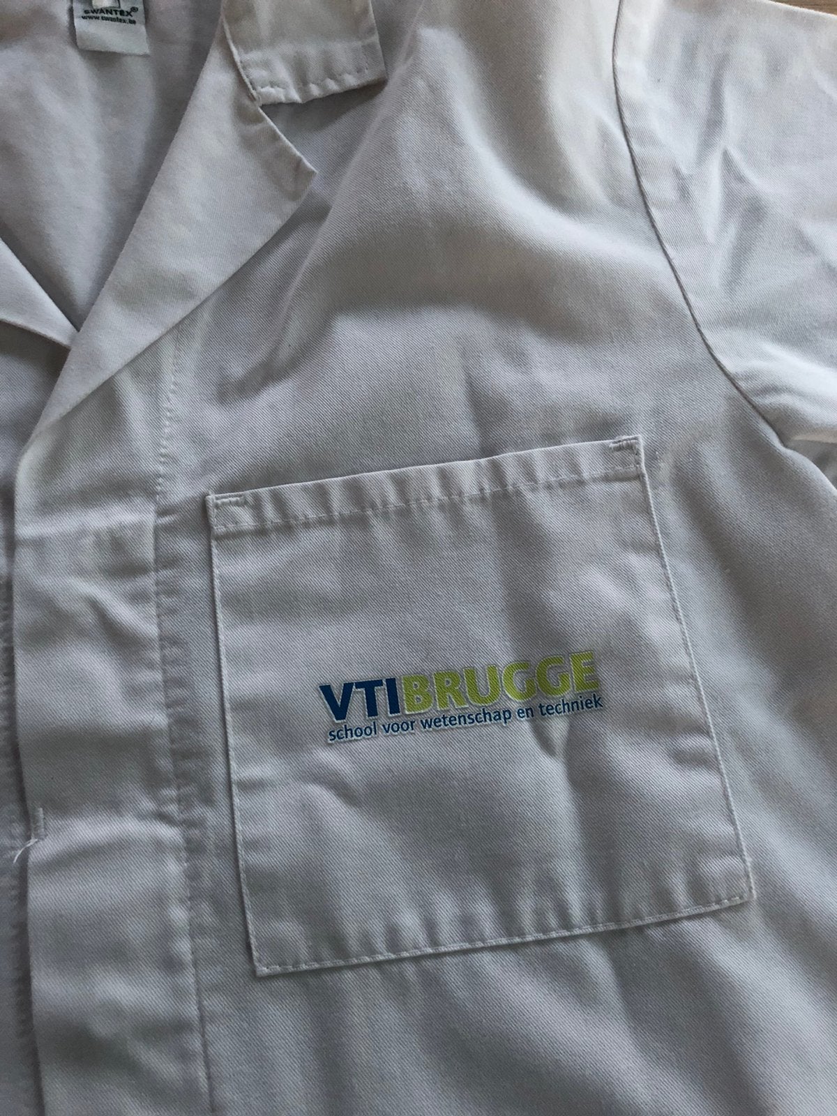 Laboschort VTI Brugge (witte stofjas), Ophalen of Verzenden, Zo goed als nieuw