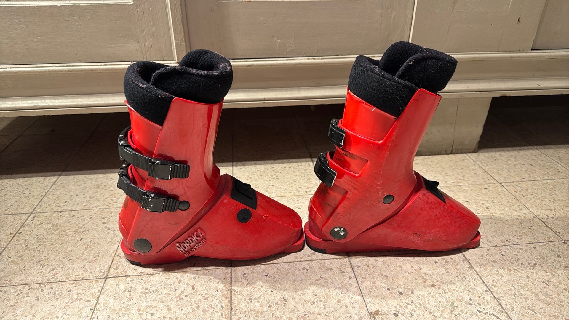 Nordica vintage skischoenen Air System - maat 42,5 - rood, Sports & Fitness, Comme neuf, Enlèvement, Nordica, Chaussures