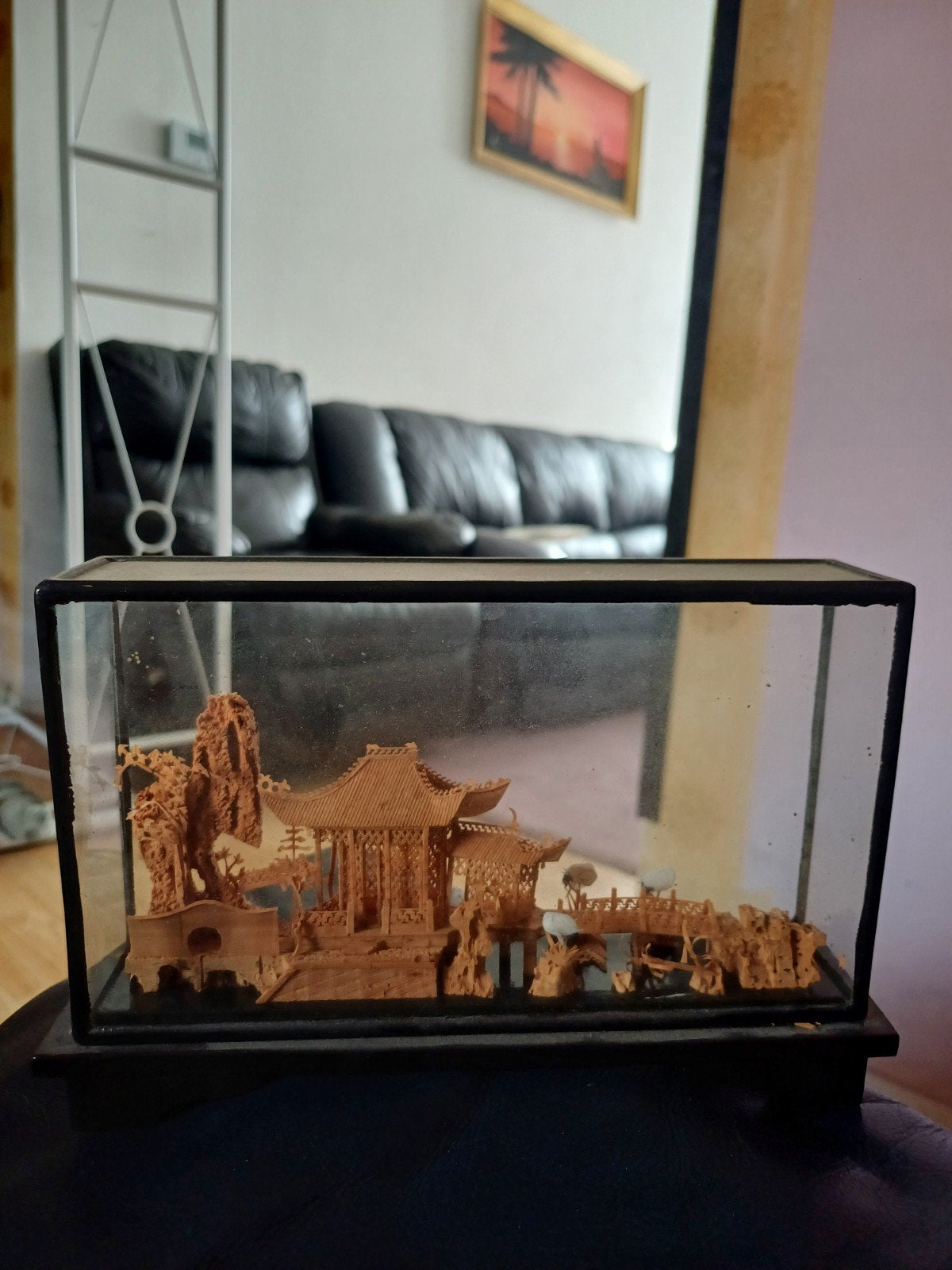 MAGNIFIQUE DIORAMA CHINOIS TRADITIONNEL – SCULPTURE EN LI, Enlèvement