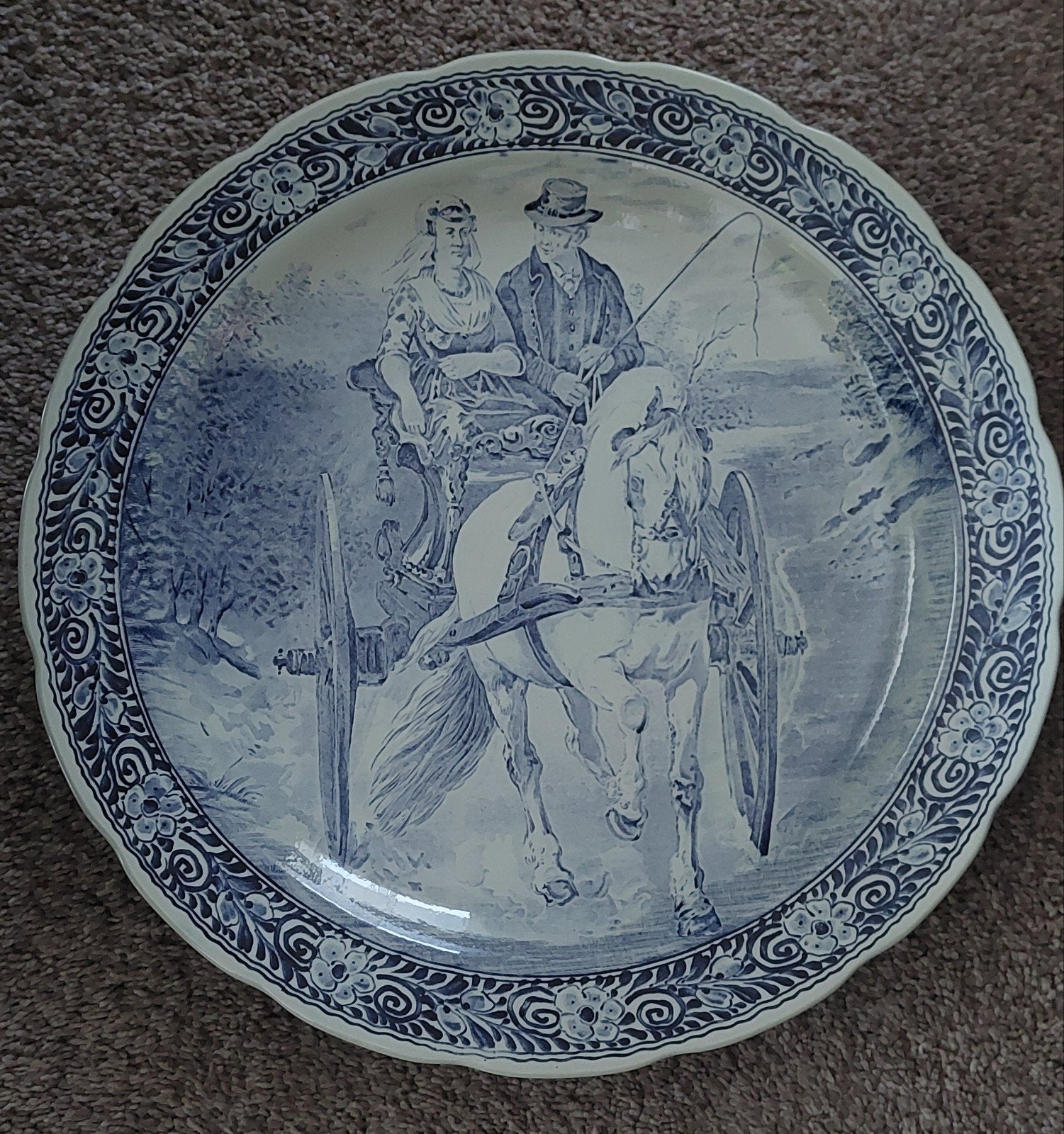 Groot delfs bord met stempel, Enlèvement