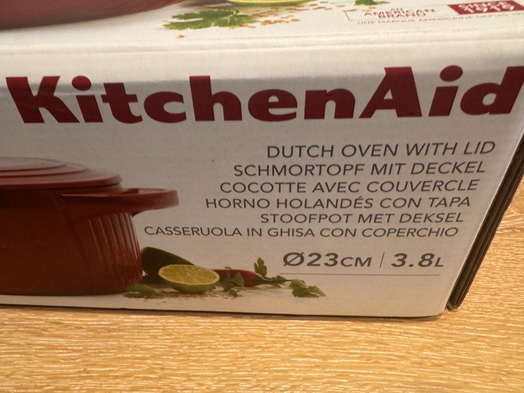 KitchenAid en fonte 23 cm 3,8 L rouge — neuf dans sa boîte, Enlèvement, Autres marques, Casserole, Fonte