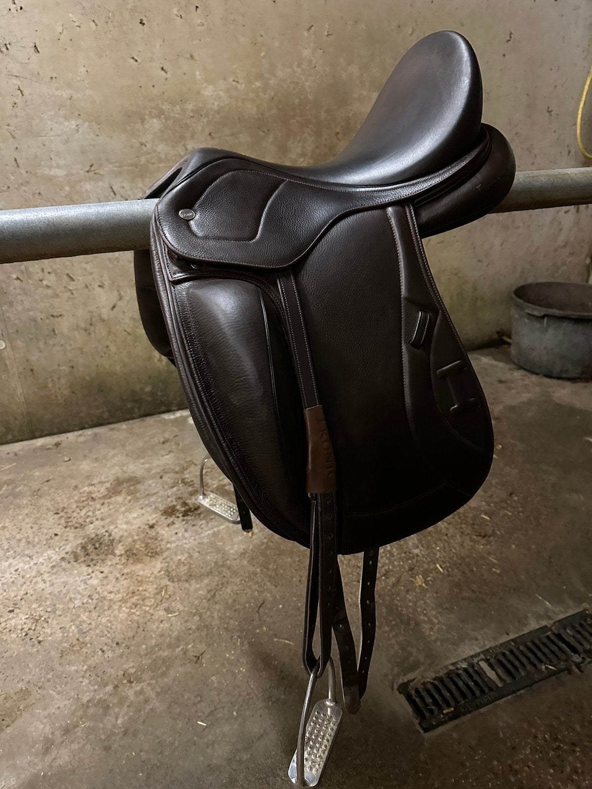 Prachtig IKONIC Evolution mono flap dressuurzadel bruin, Dieren en Toebehoren, Ophalen, L (17.5 inch), Close contact, Dressuur