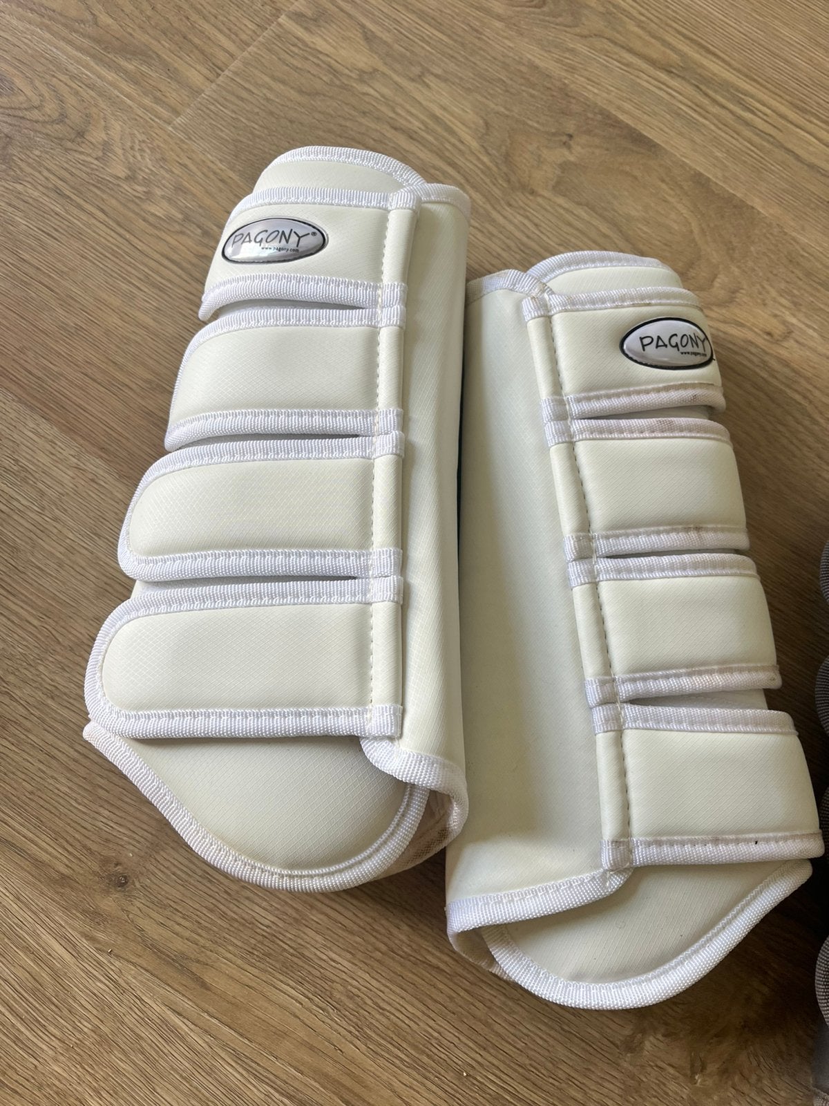2 witte beenbeschermers, Animaux & Accessoires, Pagony, Enlèvement ou Envoi, Dressage, Full