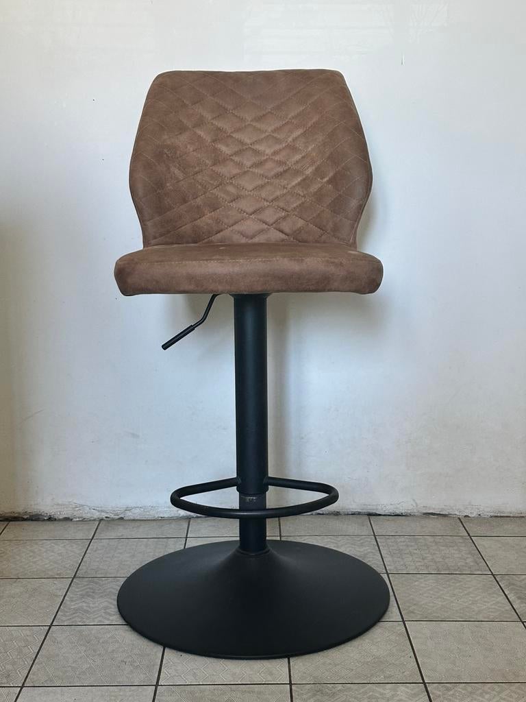 Te koop: 3 nieuwe cognackleurige barstoelen., Ophalen, Nieuw, In hoogte verstelbaar, Metaal