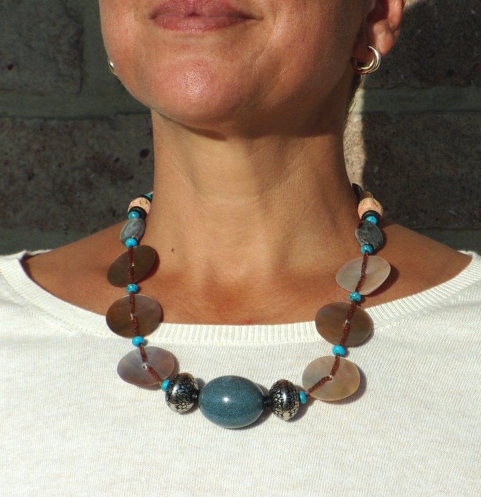 Ketting voor dames in keramiek, parelmoer en turkooizen, Blauw, Nieuw, Ophalen of Verzenden, Steen of Mineraal