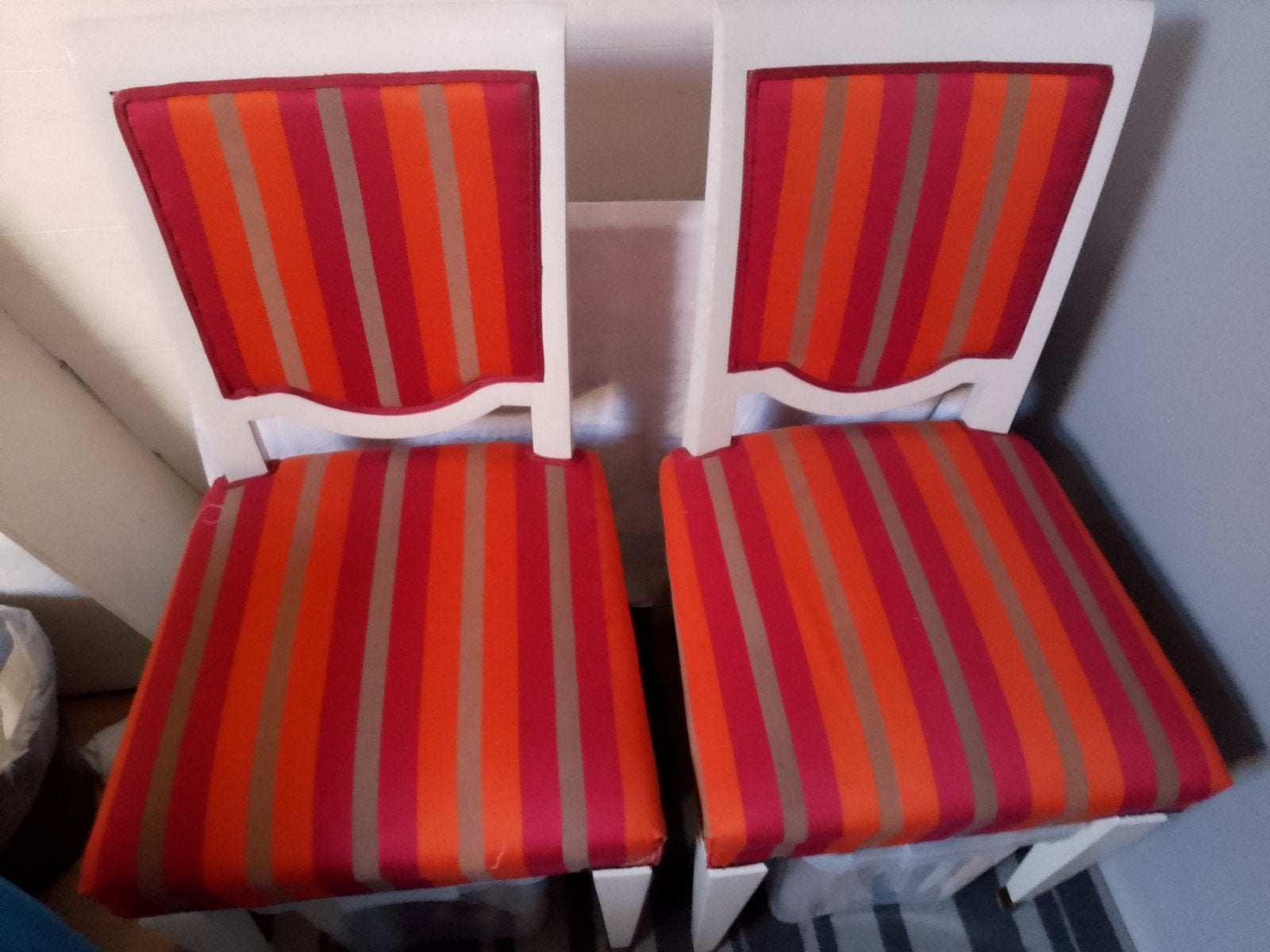 set de 2 chaises et un pouf d'appoint état quasi neuf, Enlèvement