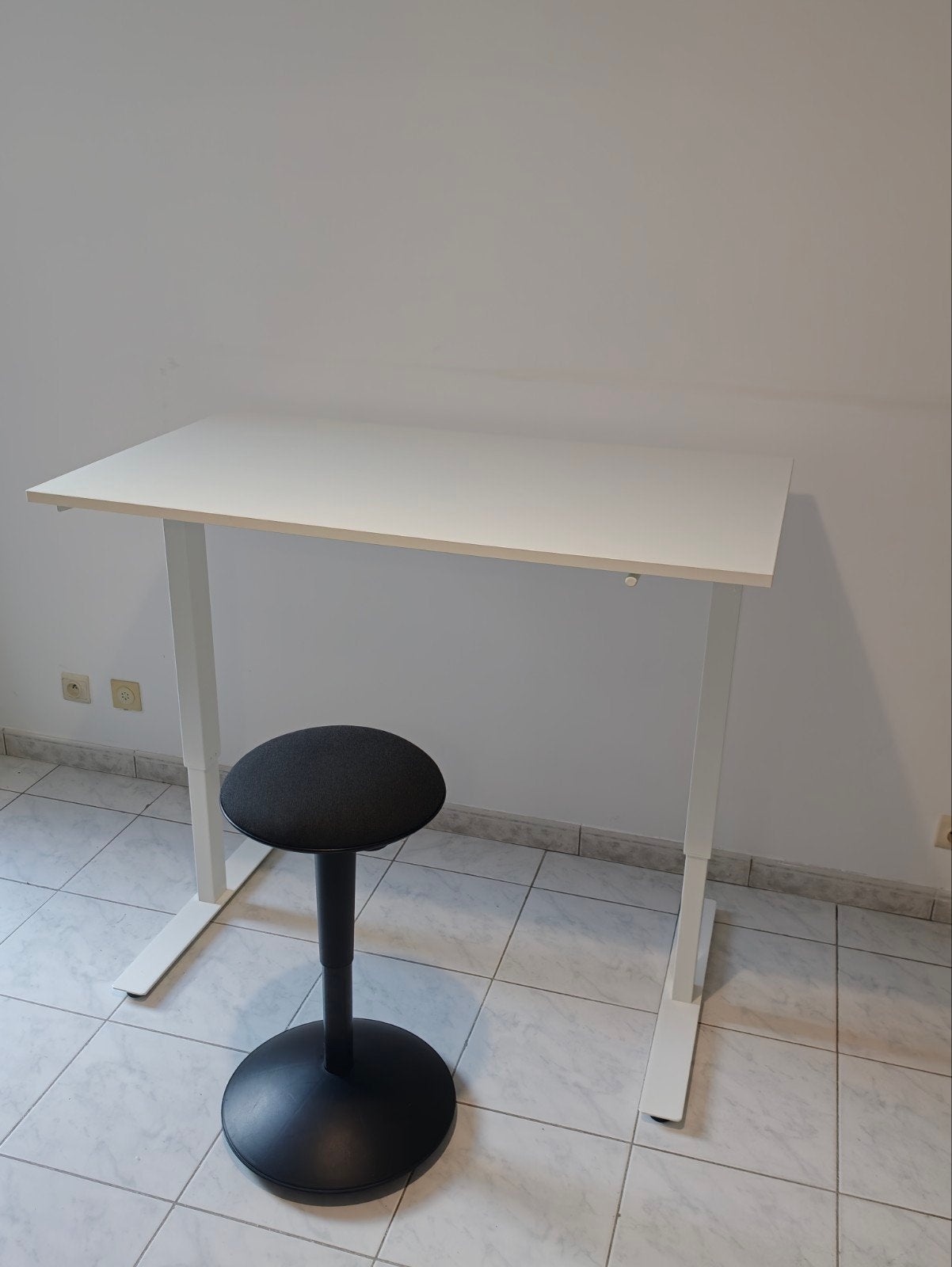 IKEA TROTTEN zit/sta bureau + IKEA NILSERIK zit/sta kruk, Huis en Inrichting, Bureaus, Ophalen, In hoogte verstelbaar, Zo goed als nieuw