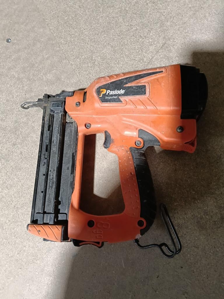 Pistolet à clous, Enlèvement