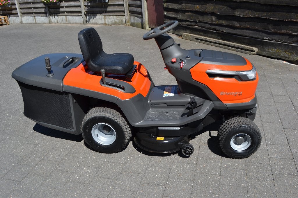 Husqvarna TC 114 in Nieuw staat, Tuin en Terras, Zitmaaiers, Zo goed als nieuw, 90 tot 120 cm, Elektrische starter, Opvangbak