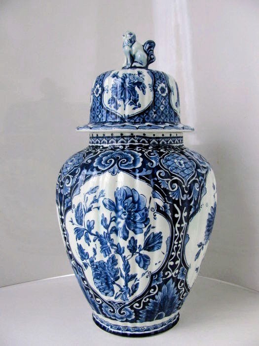 Vase bleu de Delft, XIXe siècle, Enlèvement
