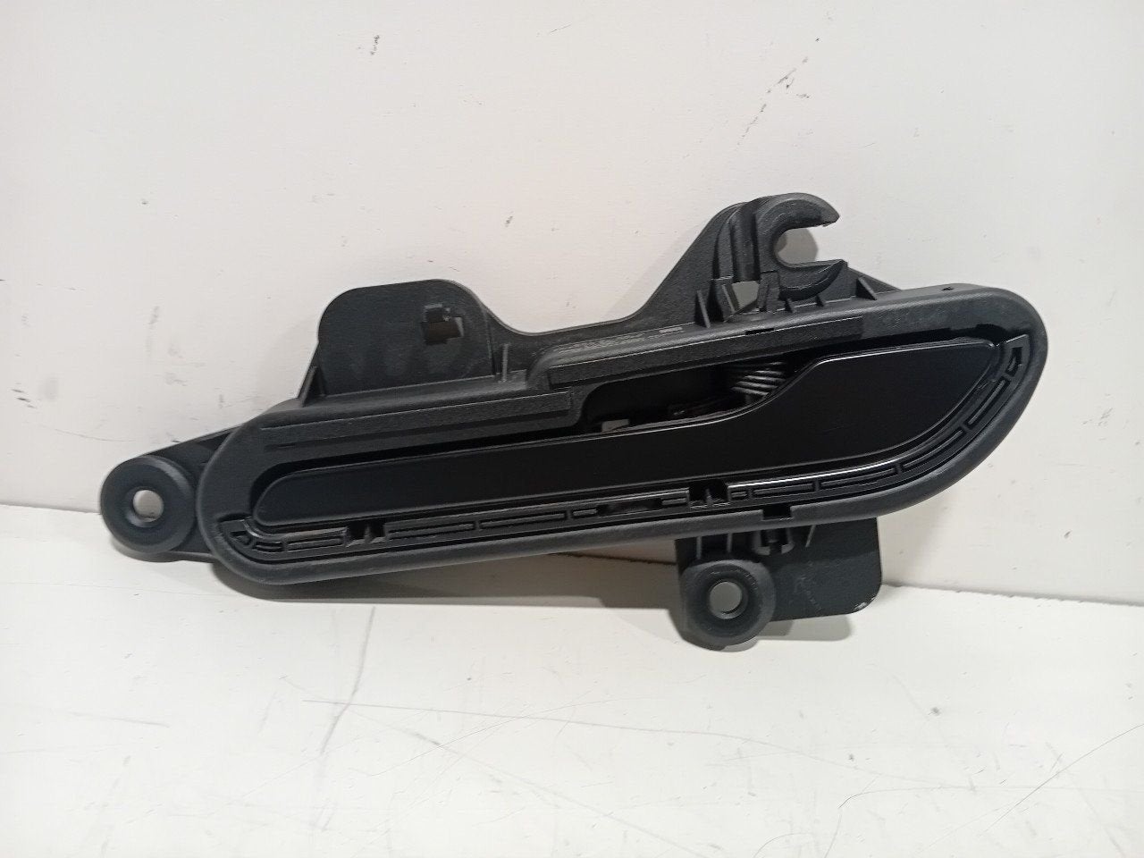 Portiergreep links achter Tesla Model, Onderdelen@venauto.nl, Van der Ven Autorecycling B.V., Ettenseweg 76, 4706 PB Roosendaal, The Netherlands