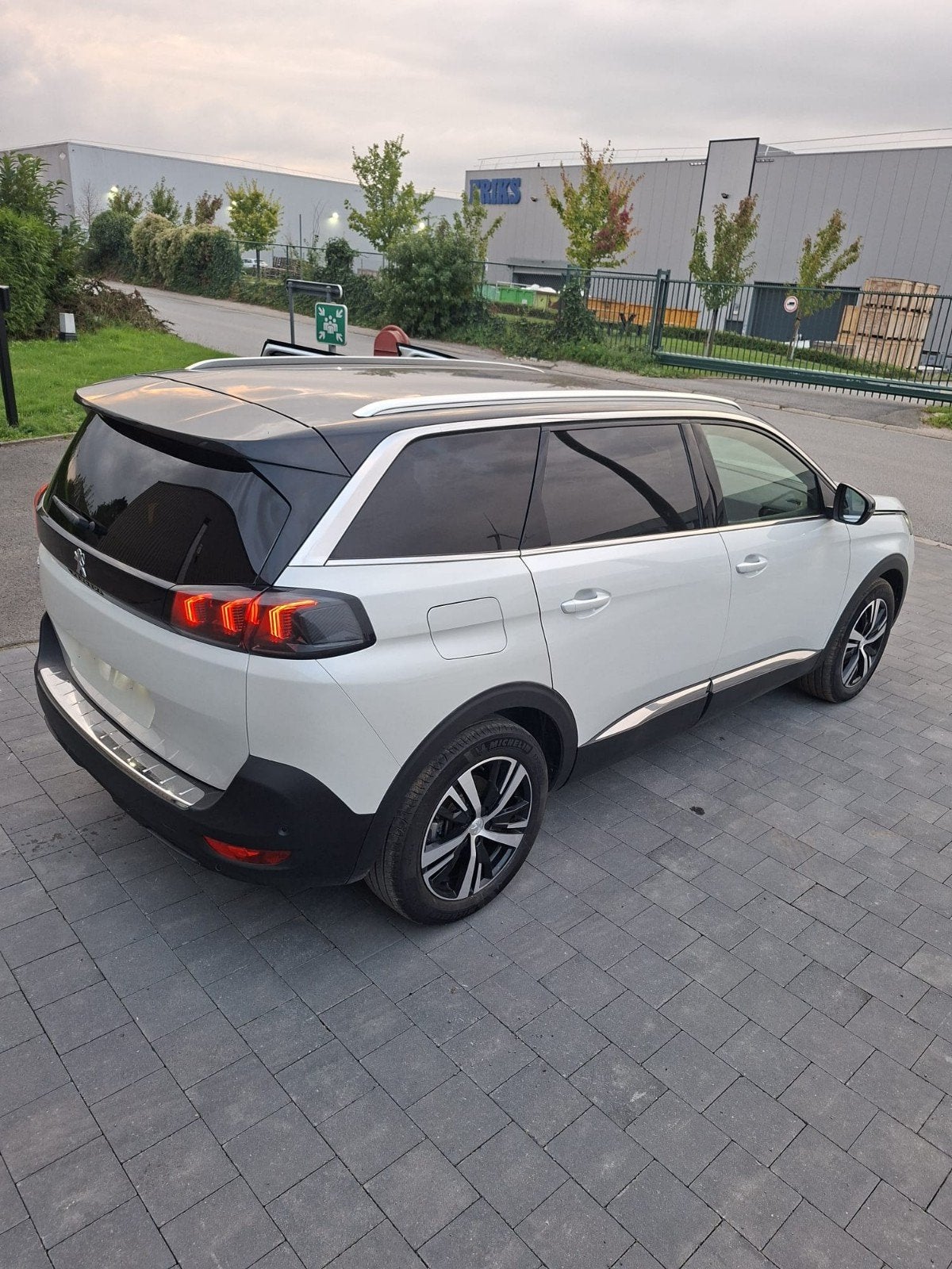 Peugeot 5008 1.2 PureTech 130 S&S – 2024 – 11.000 km – 7 ZIT, Auto's, Leder en Stof, Bedrijf, Handgeschakeld, 5 deurs