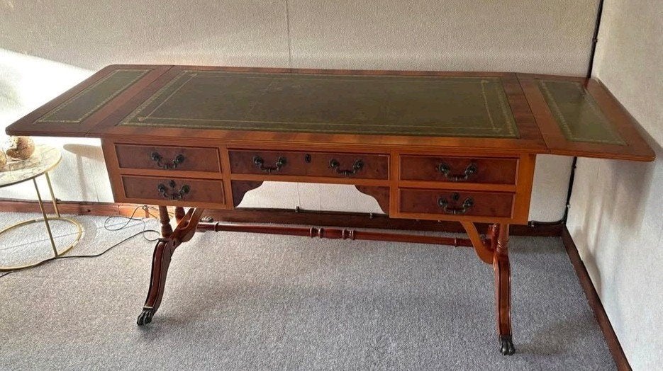Te koop aangeboden: een sfeervol en klassiek Engels bureau, Ophalen