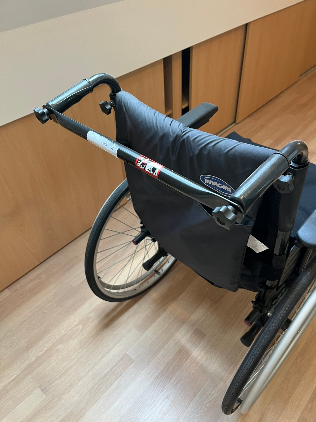 Fauteuil roulant adapté avec ceinture et coussin spécial, Divers, Chaises roulantes, Comme neuf, Enlèvement