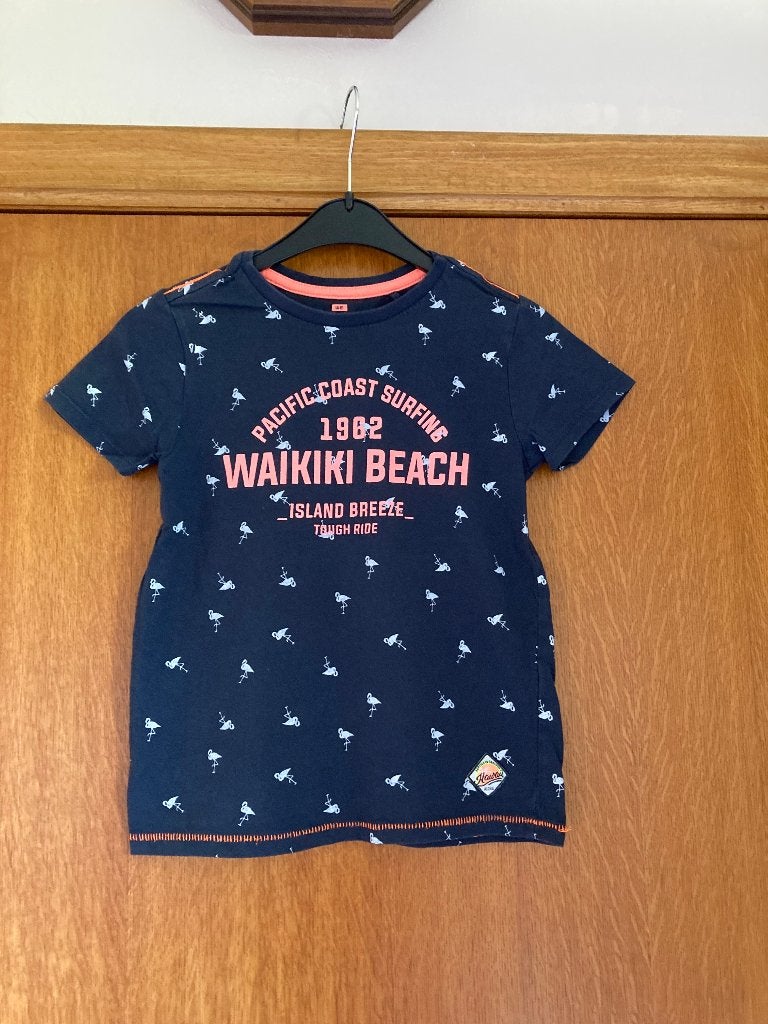 Donkerblauw t-shirt met flamingo's, merk : WE, maat 122-128, WE, Ophalen of Verzenden, Zo goed als nieuw, Shirt of Longsleeve