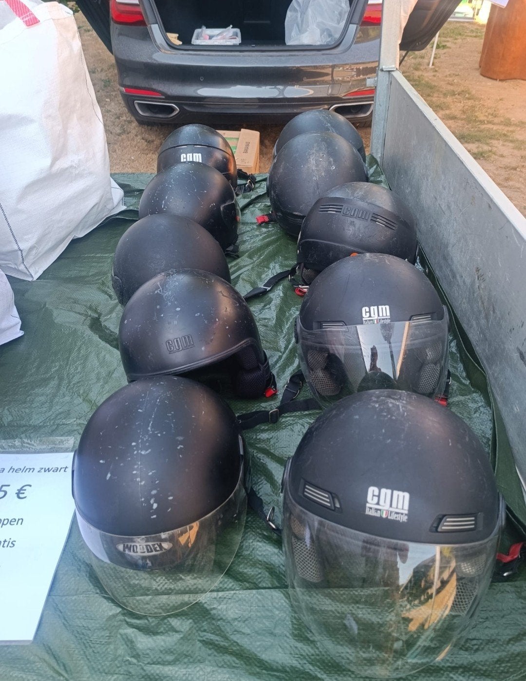 Vespa helmen, Ophalen