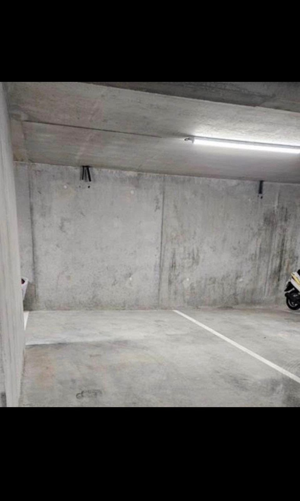 Grande place de parking - ANDERLECHT ERASME