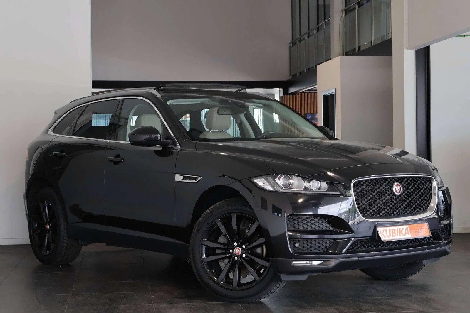 Jaguar F-Pace F-Pace 2.0 D AWD Pano CruiseC CarPlay MERIDIAN, Autos, Jaguar, Cuir, Achat, 139 g/km, Entreprise
