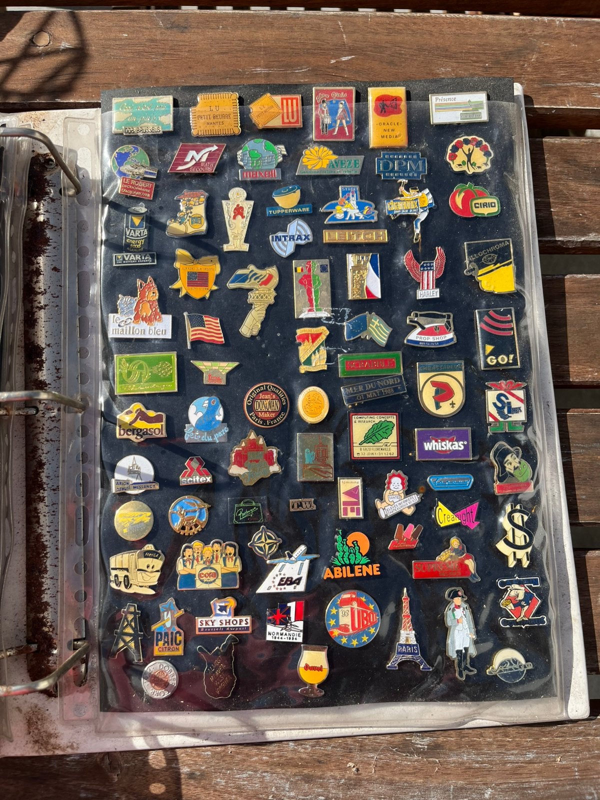 Pin’s, Enlèvement