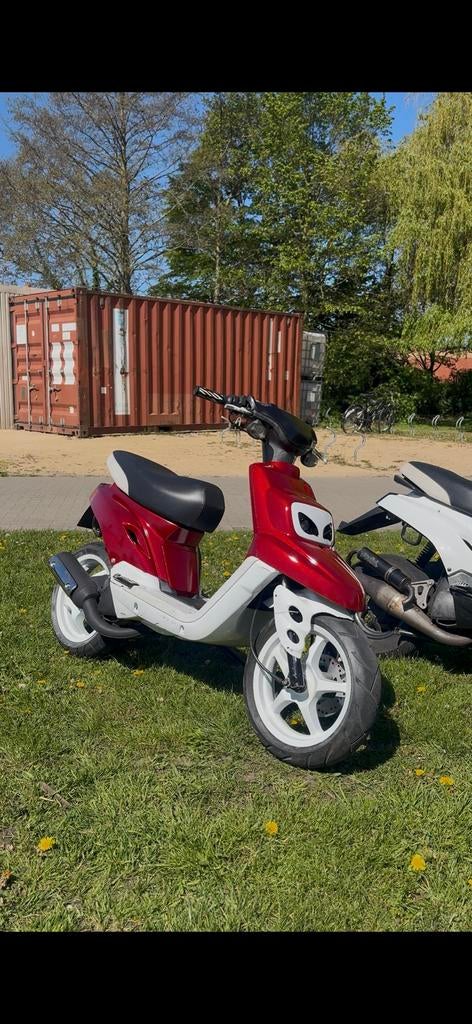 Booster nieuw model a klasse, Fietsen en Brommers, Scooters | Peugeot, Zo goed als nieuw, Ophalen of Verzenden