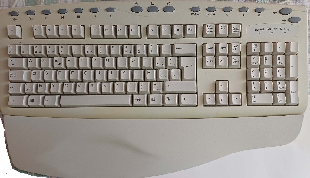 toetsenbord Chicony, Computers en Software, Toetsenborden, Ophalen of Verzenden, Polssteun
