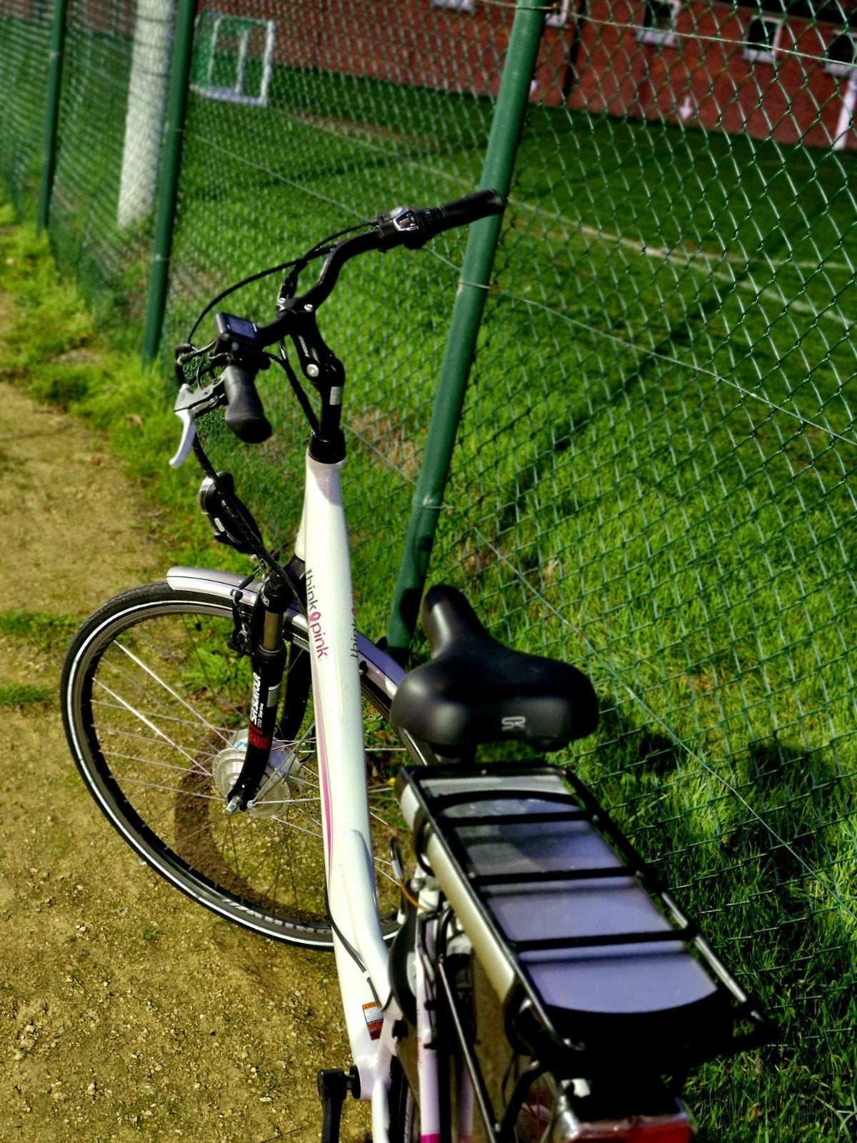 elektrische fiets in wit en roze, Enlèvement ou Envoi