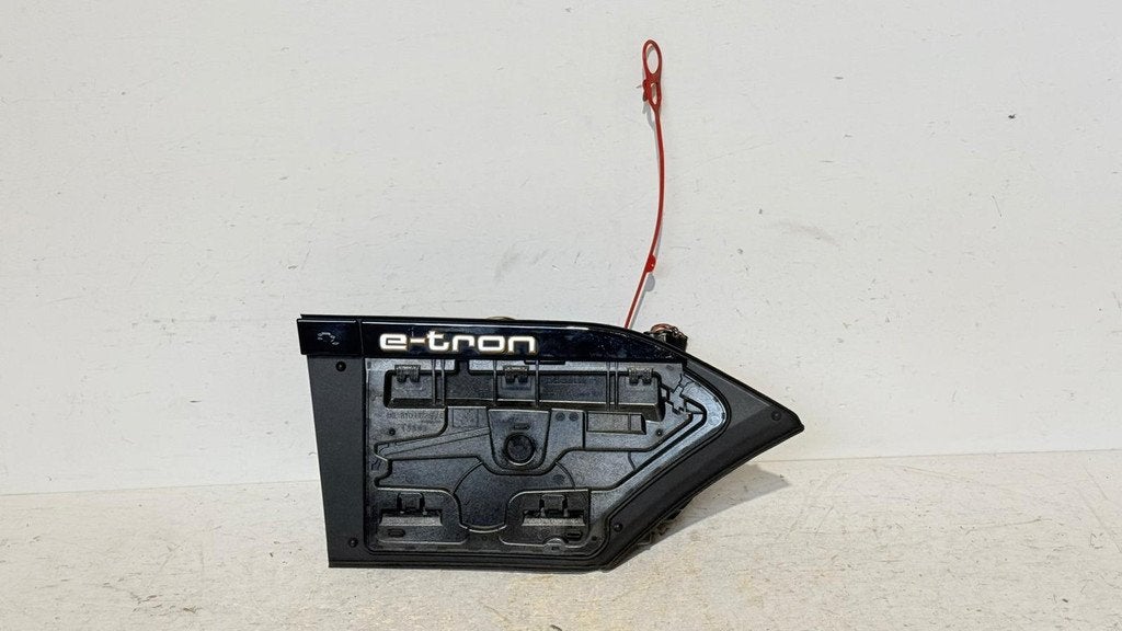 Audi e-tron 4KE elektrische laadklep 4KE810002B, Auto-onderdelen, Fabrikant BV, Gebruikt, Info@fabrikant.eu, Fabrikantstraat 1
1000 AA  Amsterdam, NL