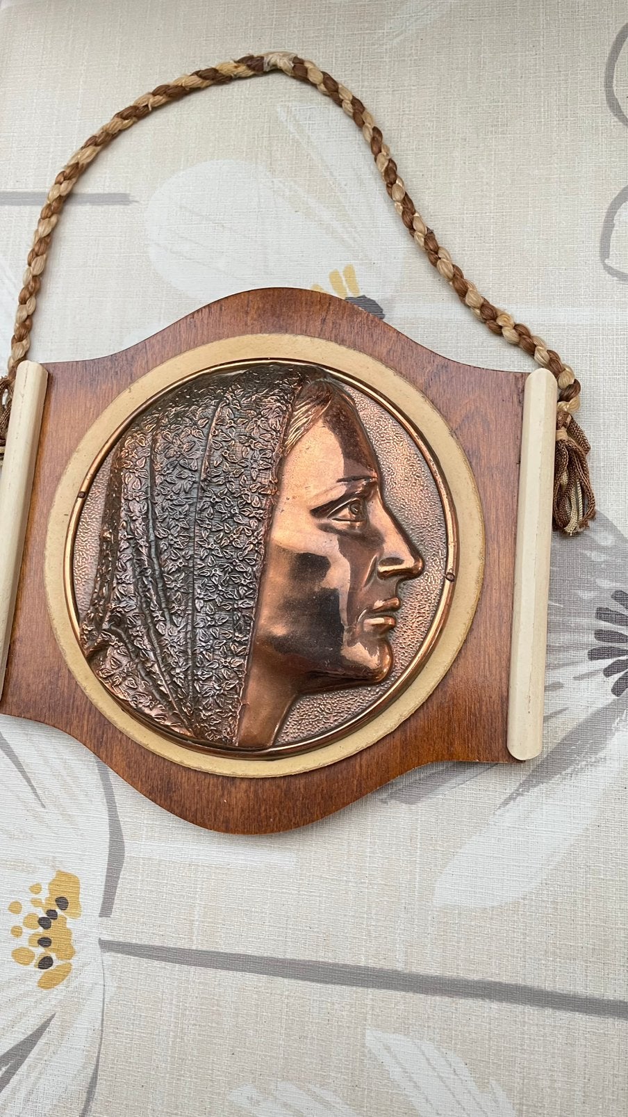 2 kaders in hout met koperen hoofden, Antiek en Kunst, Ophalen