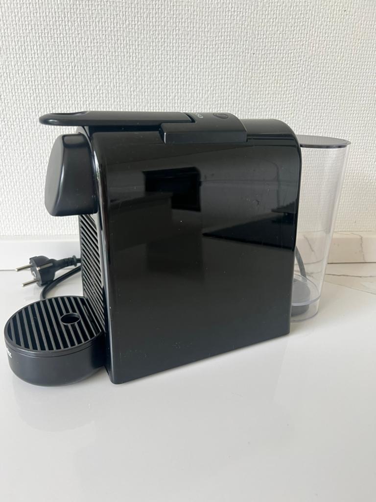 NESPRESSO Essenza Mini van Magimix + GRATIS travelmug 345ml, Ophalen, Koffiepads en cups, Gebruikt, Koffiemachine