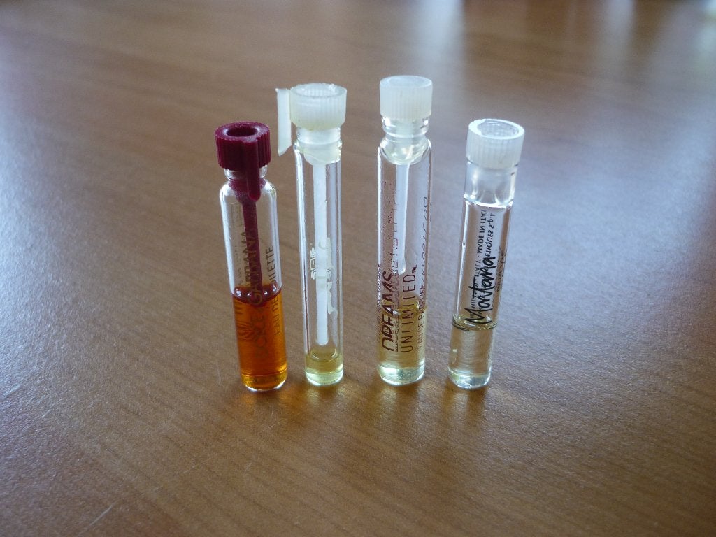 Gratis Lot van 4 parfumstaaltjes, Ophalen of Verzenden