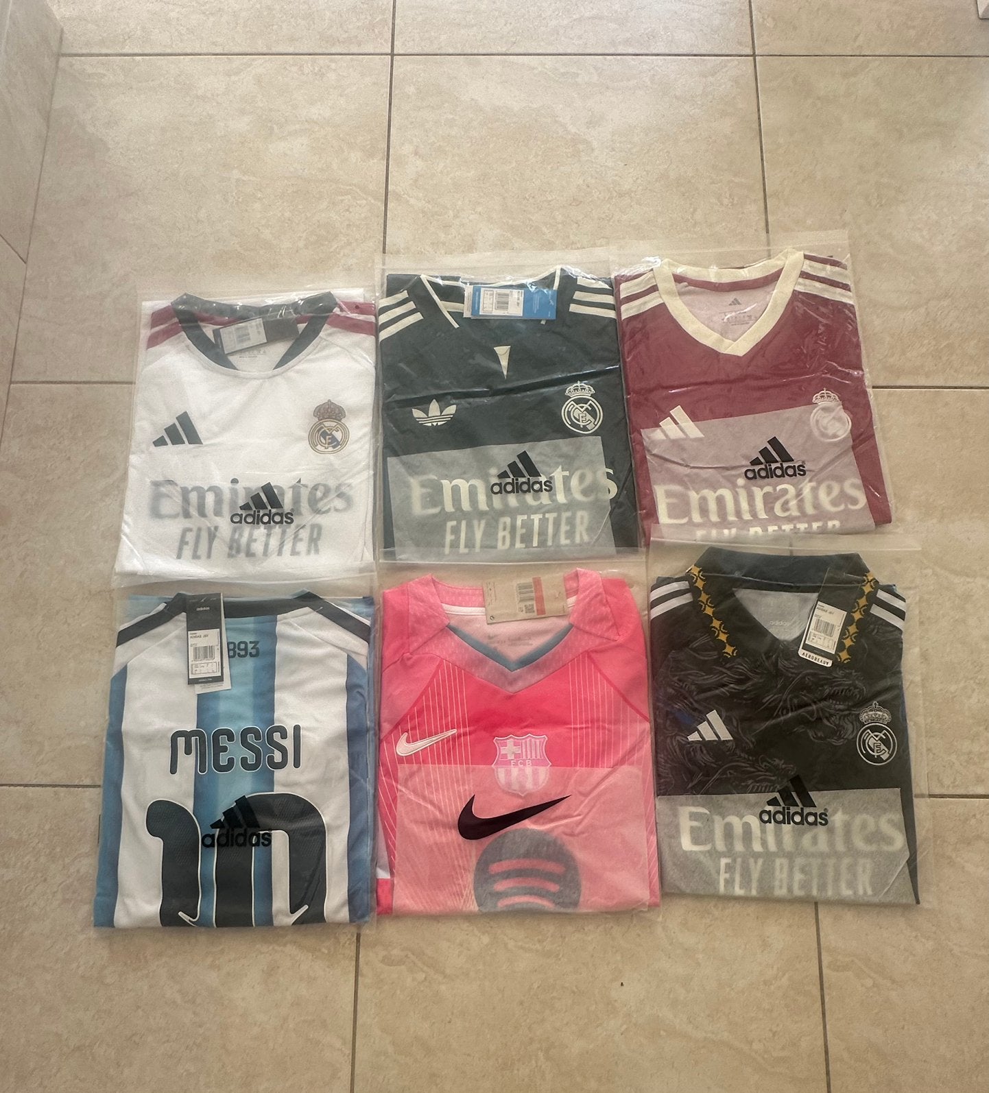 Lot de Maillots de Foot Taille L ( Real , Barca , argentine), Sports & Fitness, Taille L, Enlèvement ou Envoi, Neuf, Maillot