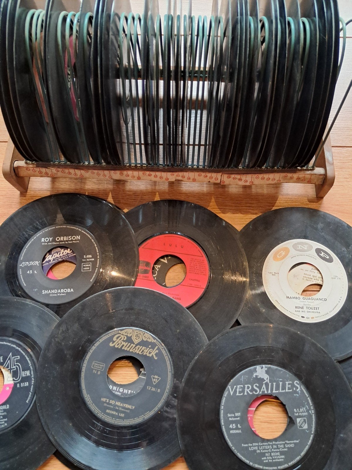 50 jukebox singles in vintage rekje, Ophalen, Gebruikt, 7 inch, Single