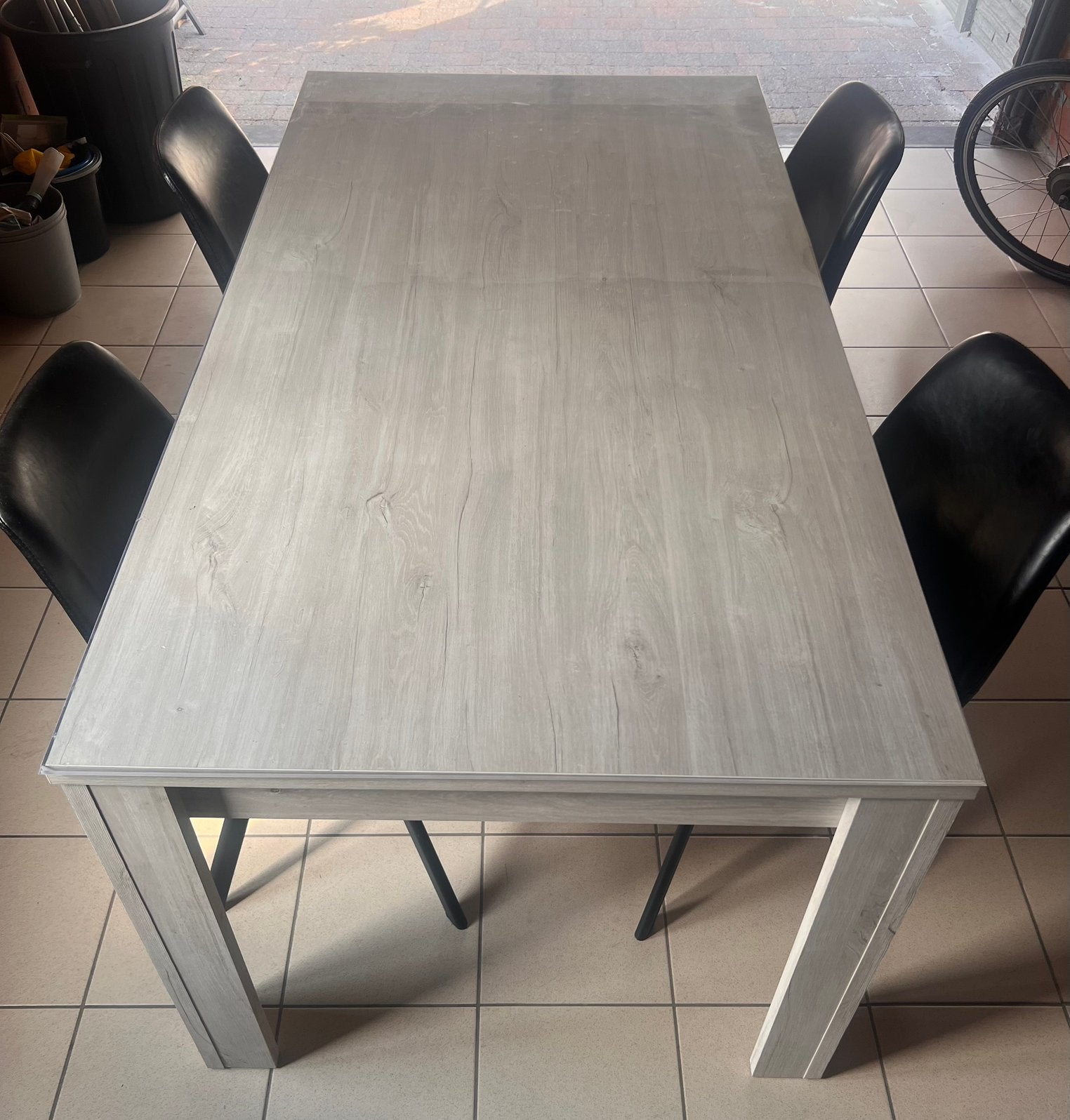 Tafel met vier stoelen, Ophalen