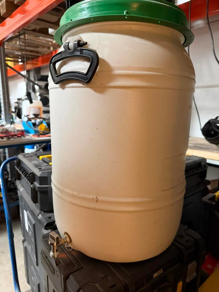 Réservoir de liquide avec raccord à 3/4 vannes, Enlèvement, Comme neuf