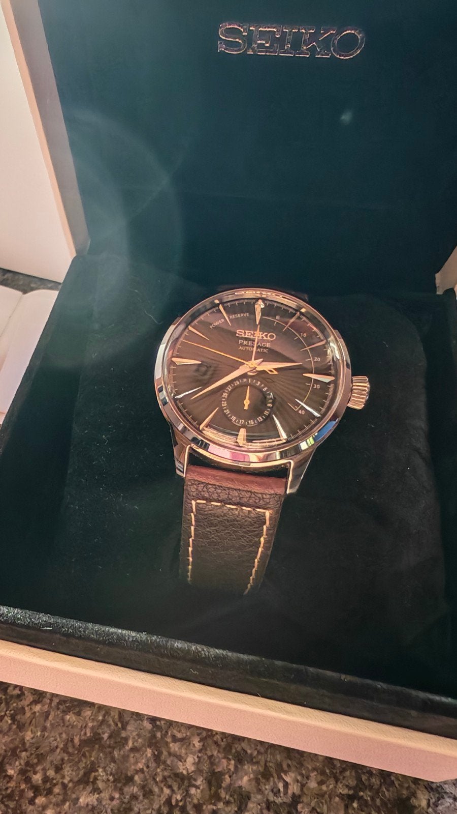 Seiko Présage Cocktailhorloge met datum en gangreserve., Handtassen en Accessoires, Seiko, Leer, Staal, Nieuw