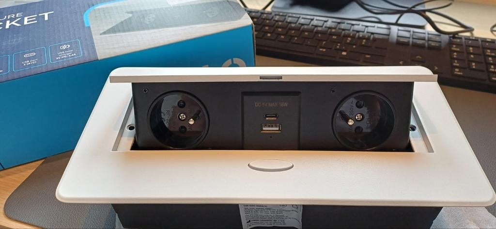 Inbouw bureau stekkerblok 2 stopcontacten en usb a &c, Doe-het-zelf en Bouw, Elektriciteit en Kabels, Zo goed als nieuw, Stopcontact