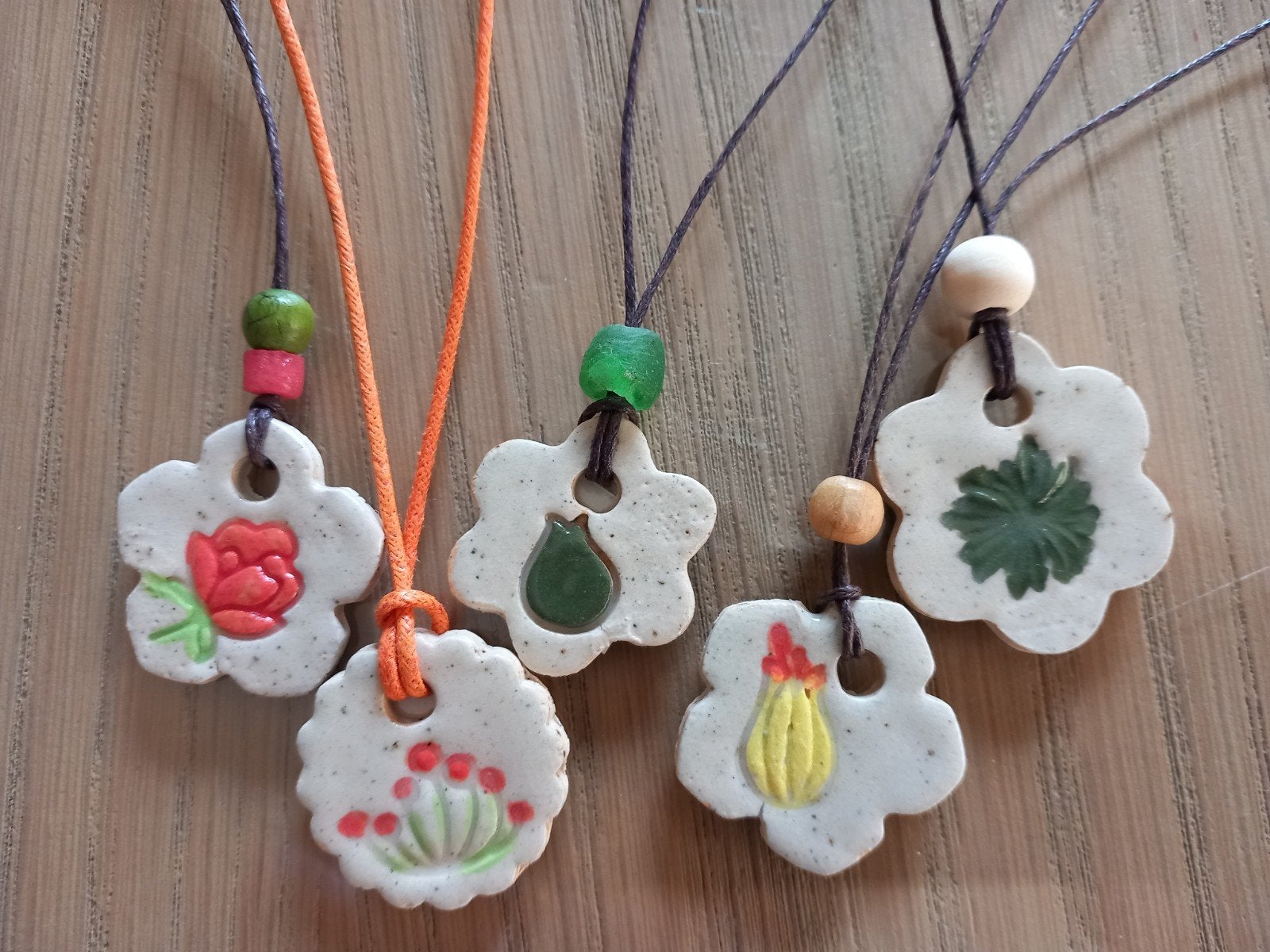 Ketting Hangertjes keramiek Handgemaakt, Bijoux, Sacs & Beauté, Neuf, Enlèvement ou Envoi, Avec pendentif, Autres matériaux