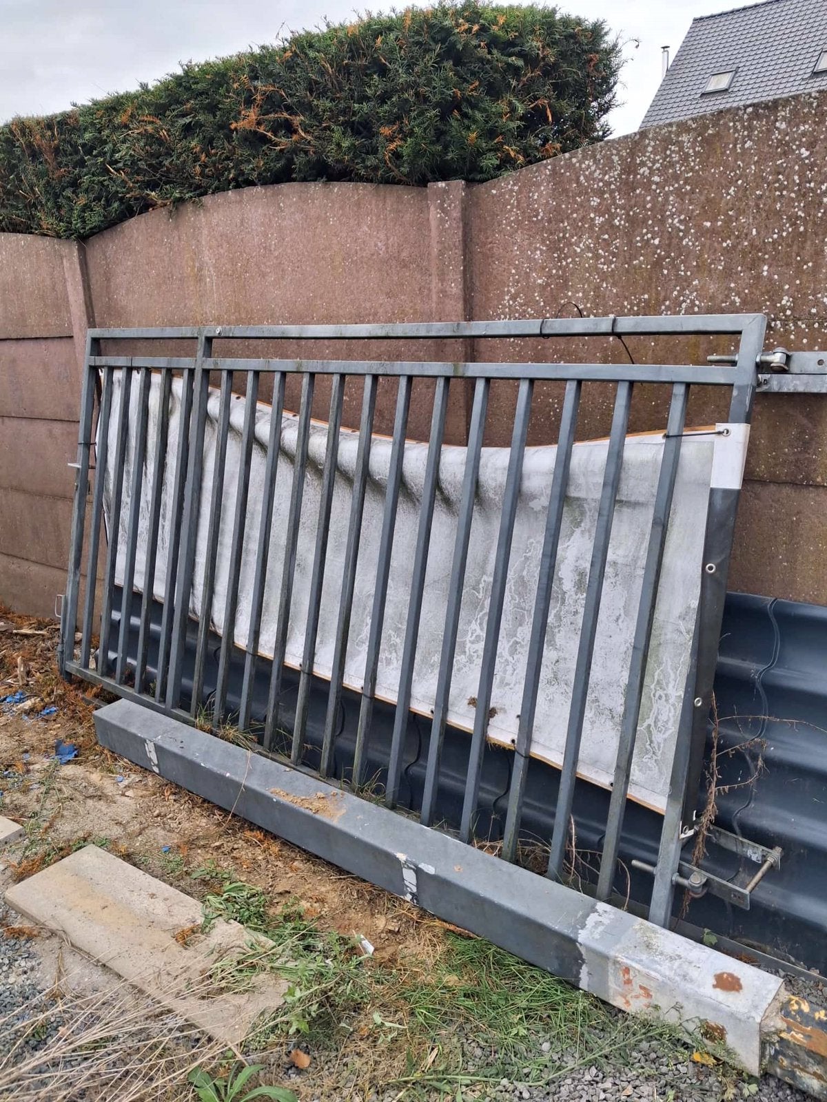 Zwaar hek met stevige steunpaal, 2950 cm breed, 1650 hoog, Tuin en Terras, Ophalen, Zo goed als nieuw