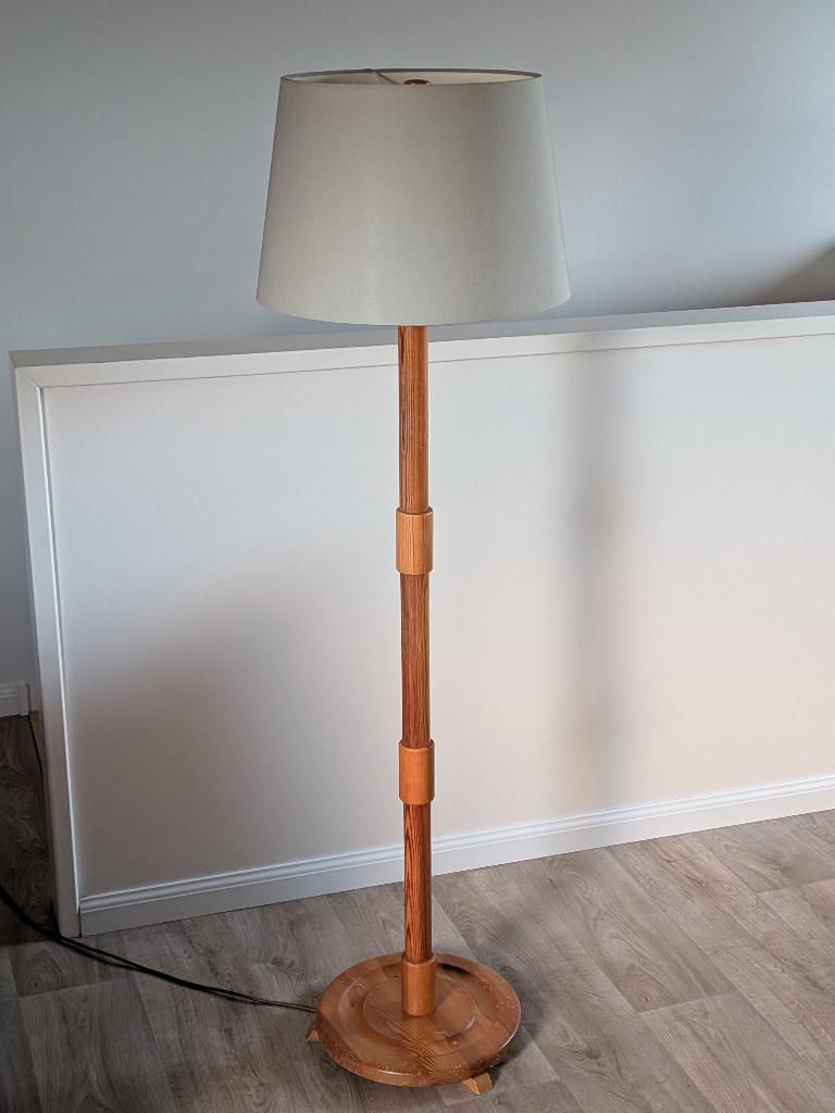 Zweedse brutalistische grenen vloerlamp Solbackens Svarveri, Huis en Inrichting, Lampen | Vloerlampen, Ophalen, Vintage, Zo goed als nieuw