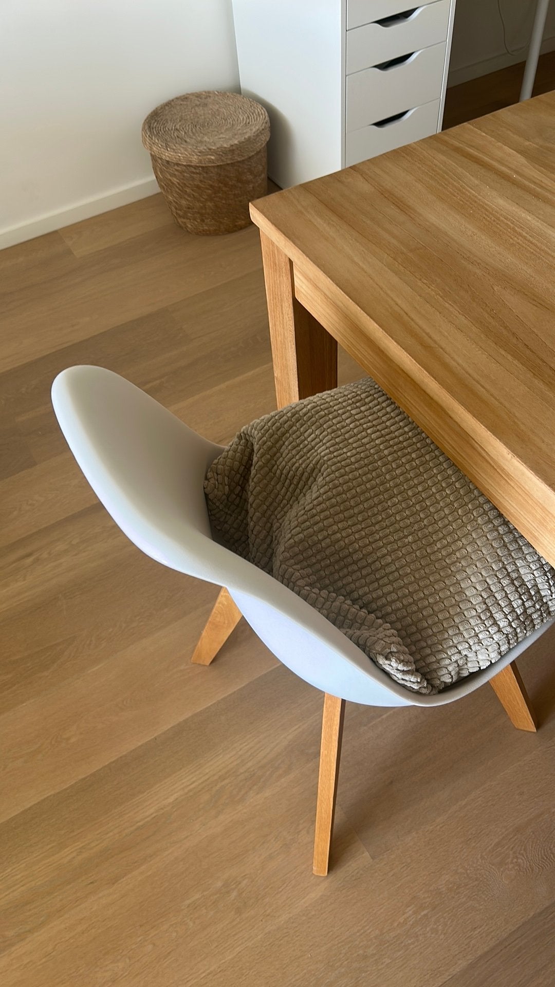 4 witte scandinavische eetkamerstoelen, Huis en Inrichting, Stoelen, Ophalen, Zo goed als nieuw
