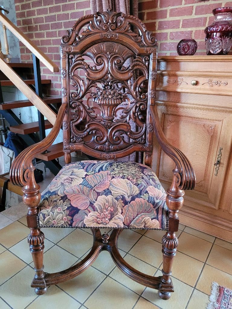 Fauteuil d'apparat en bois sculpté ajouré, Enlèvement