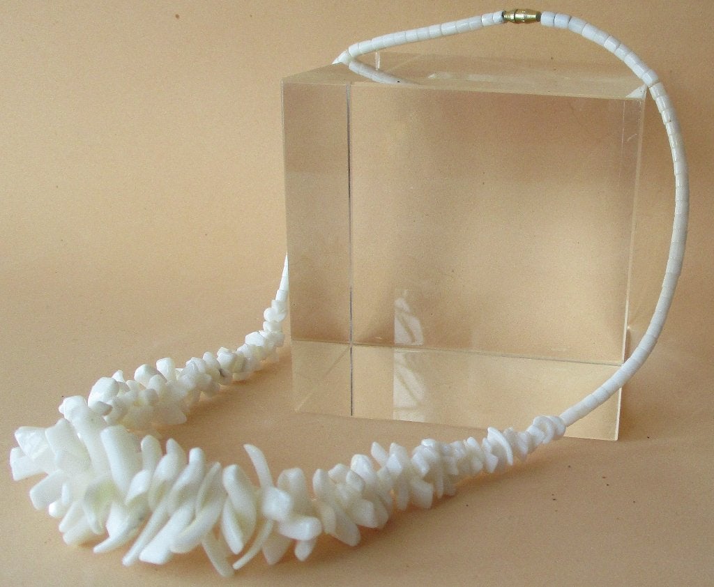 KS017- Witte Uitéénlopende Roset Ketting 45+46½+40cm., Verzenden, Overige materialen, Ketting