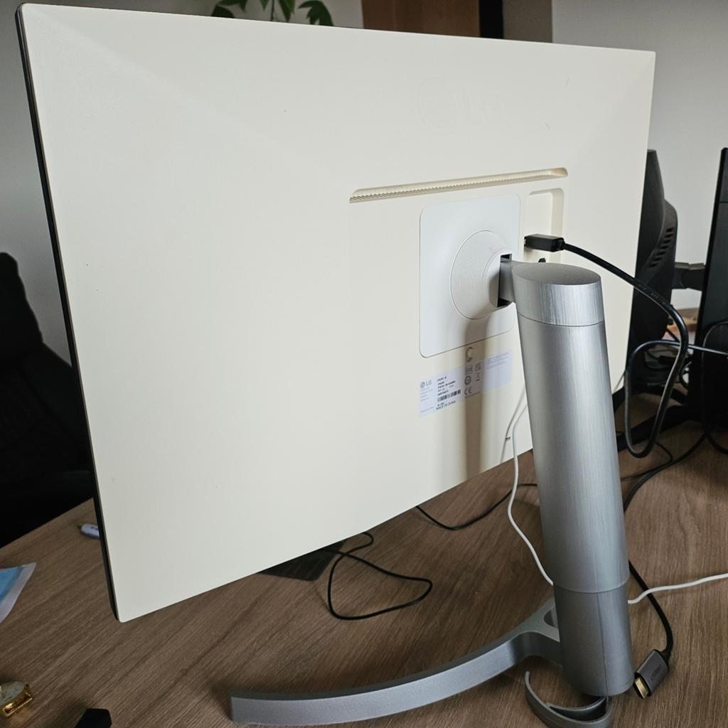 LG ; 27 inch 4K UHD Monitor, Ophalen