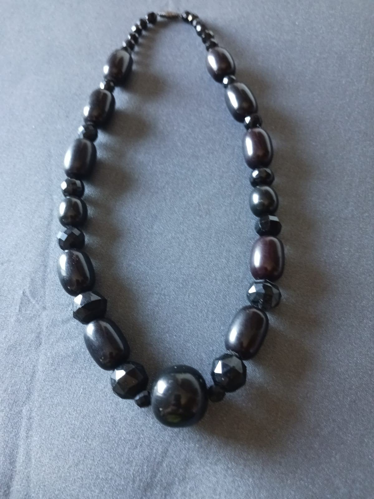 Collier en ambre noire art déco, Enlèvement