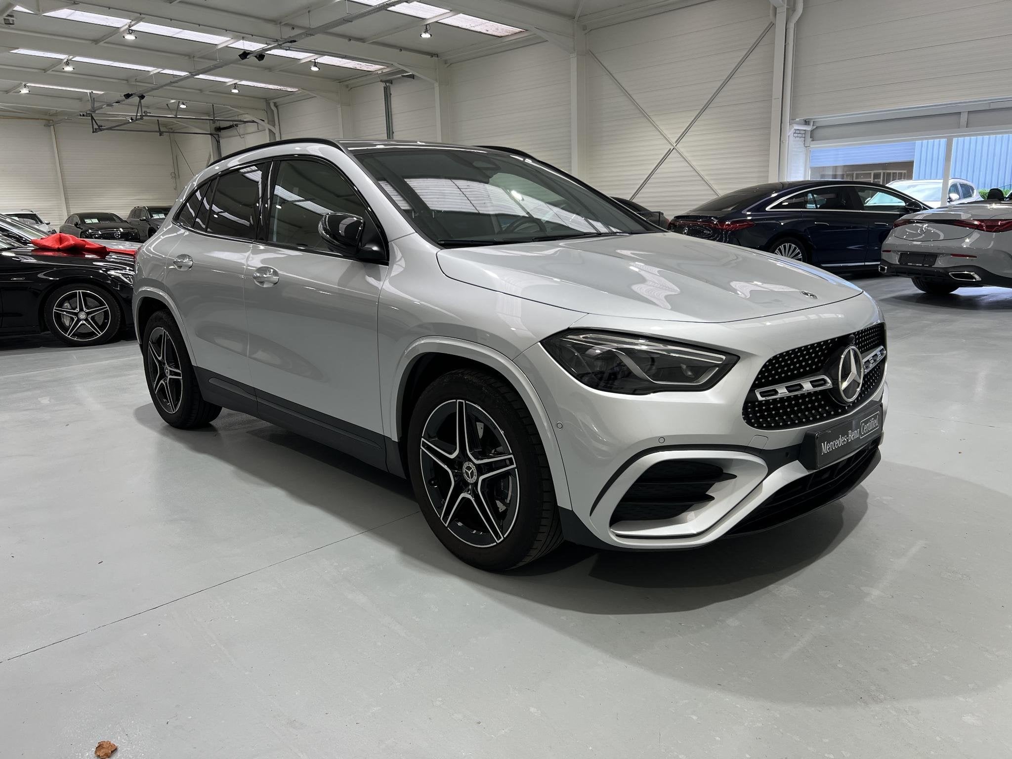 Mercedes-Benz GLA-Klasse 180 AMG Line | Panoramisch Dak | Do, Dealer onderhouden, Stof, Gebruikt, Zwart