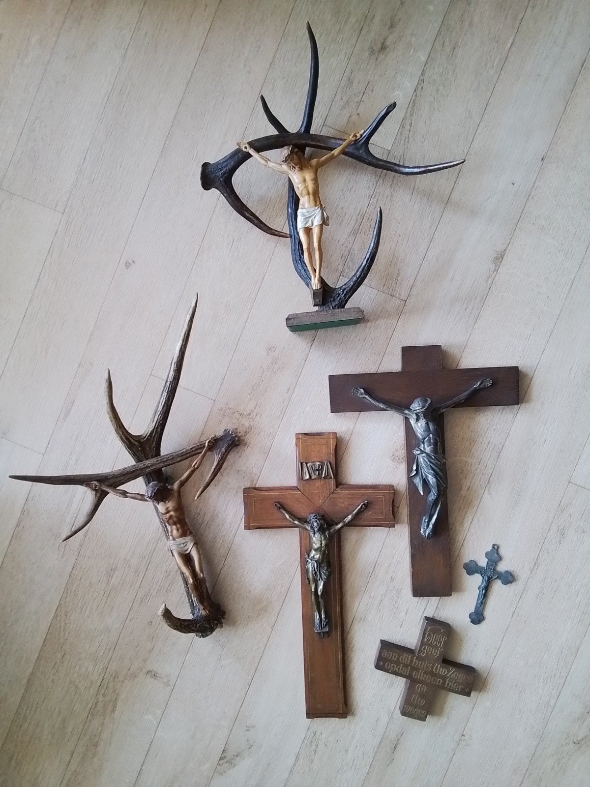 SET APPARTE ANTIEKE KRUISBEELDEN., Ophalen