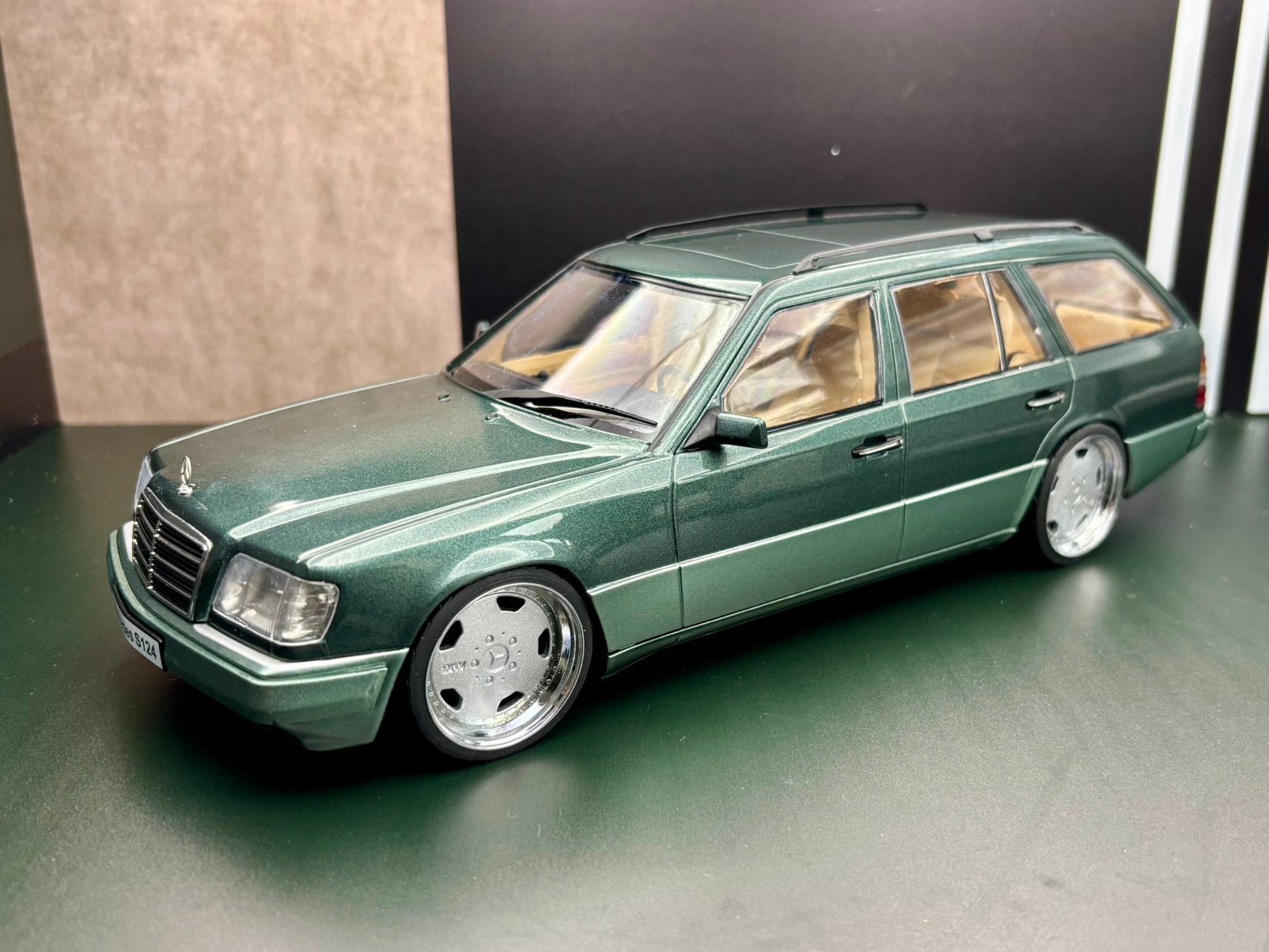 1:18 Mercedes E-class t- model 1995, Ophalen of Verzenden, Zo goed als nieuw