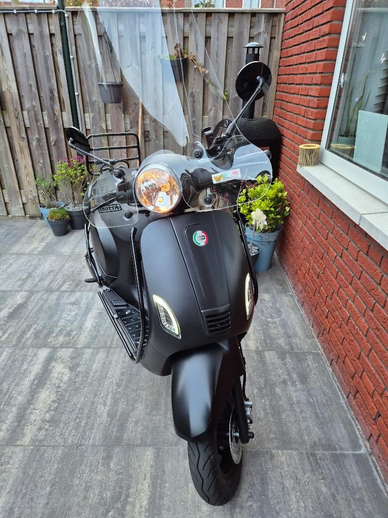 DTS scooter, Fietsen en Brommers, Klasse A (25 km/u), Zo goed als nieuw, Benzine, Ophalen